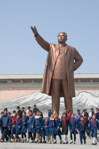 Dprk_pyongyang_mansu_kim_sculpture_05.jpg