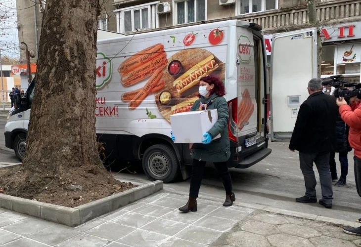 Meanwhile+in+bulgaria+the+vaccine+is+transported+in+sausage+vans+_cf3ad8b9135dffde0e5bb597b28d...png