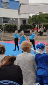 V8G0GNJQX6LIFwqjd5AU_Windy Dance Surprise.gif