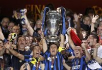 752877521-inter-milan-s-captain-zanetti-lifts-trophy-following-team-s.jpg