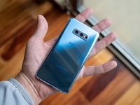 galaxy-s10e-blue-open-palm.jpg