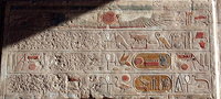 Скршени натписи во храмот за да го проколнат сеќавањето за владеењето на Хатшепсут.JPG
