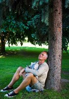 man-asleep-under-tree-B0FGRM.jpg