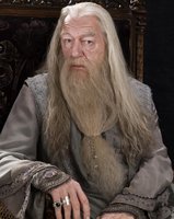 AlbusDumbledore_WB_F6_DumbledoreSittingInChair_Promo_080615_Port.jpg