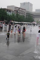 kids-playing-in-a-water-fountain-in-seoul-1.jpg