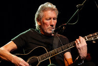 attachment-roger_waters_playing_acoustic_guitar_onstage_in_2013.jpg