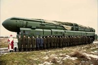  Рогозин поздрави НАТО с картичка с дјадо Мраз и Снежанка на фона на балистична ракета „Топол-...jpeg