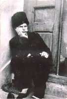 Катиљ Ѓорѓи (Ѓорѓија Мијаковски) на прагот од својата куќа во ’70-тите години од  20 век.jpg