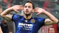 inters-hakan-calhanoglu-celebrates-scoring-a-penalty-against-milan_19jqkw9o6amup1qtcitlllelwv.jpg