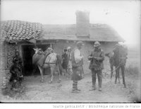 Devant Monastir [Bitola] un cavalier serbe demandant un renseignement1916.jpg