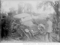 Les charmes de la route en Macédoine [voiture Brasier embourbée]1916.jpg