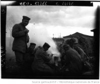 En Macédoine, prisonniers bulgares préparant leur soupe-1918.jpg