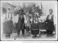 Klestina (Macédoine) [hommes et femmes en habits traditionnels]  -1918.jpg