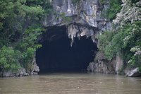 A_closer_view_of_the_cave_entrance_(35910288782).jpg