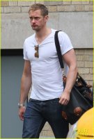 alexander-skarsgard-shows-off-his-buff-biceps-in-nyc01.jpg