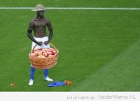 ballotelli-plukt-appels.jpg