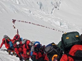 conga-line-on-Everest.jpeg