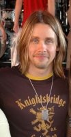 Myles-Kennedy-alter-bridge-17086556-250-478.jpg