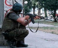 Macedonian_policeman_moves_into_position_in_town_of_Tetovo.jpg