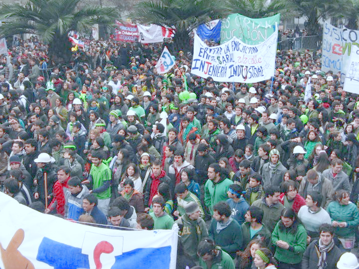 2011_student_UCH_protests_in_Chile.jpg