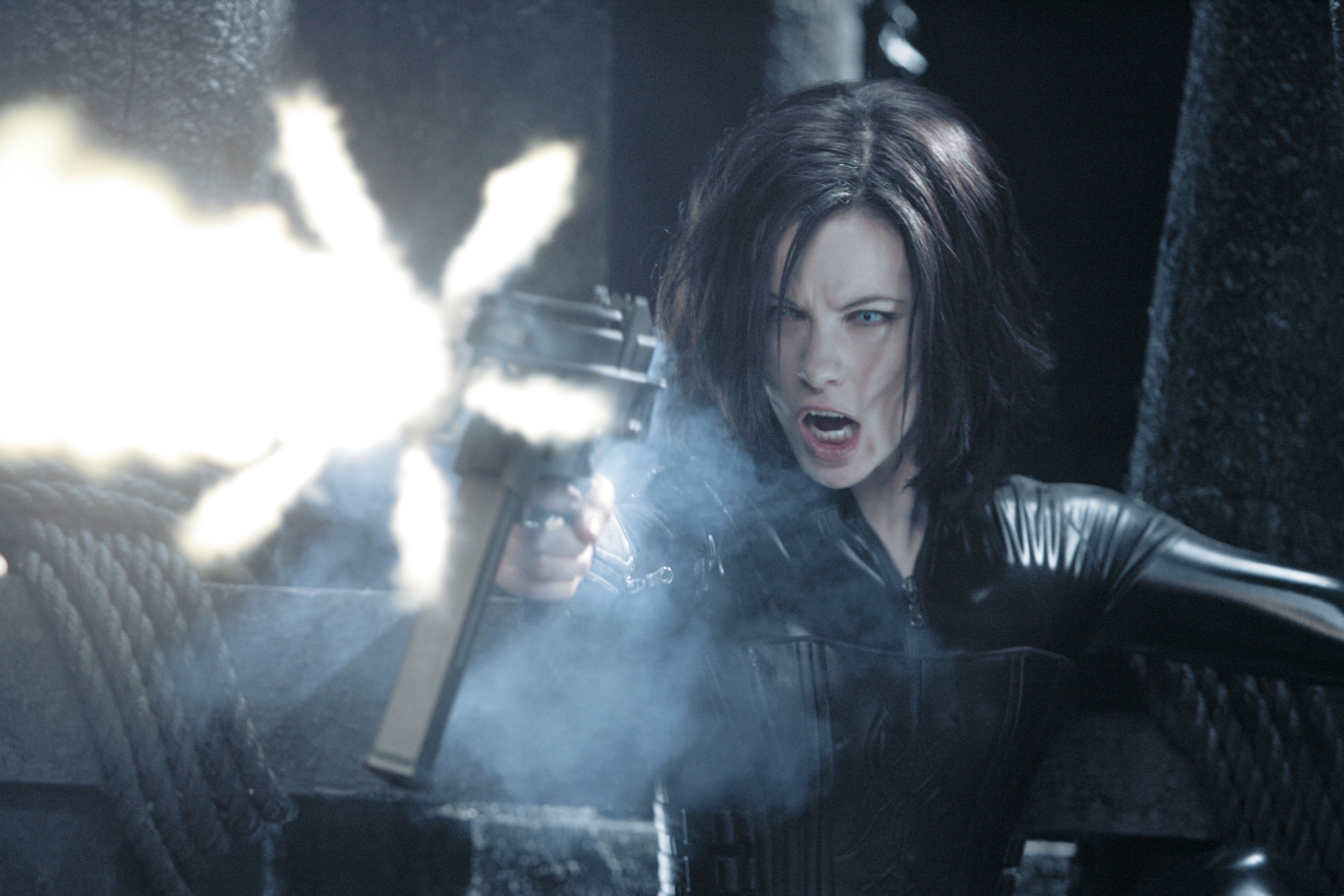 kate-beckinsale-selene-underworld-evolution-4.jpeg