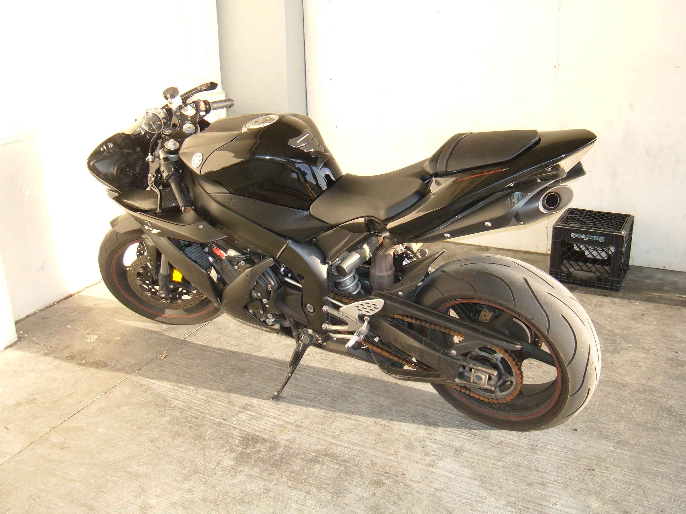 Black_Yamaha_YZF-R1_side.JPG