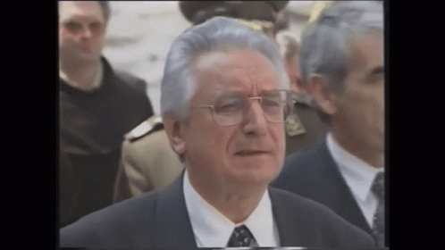franjo-tuđman-tuđman-se-krsti.gif