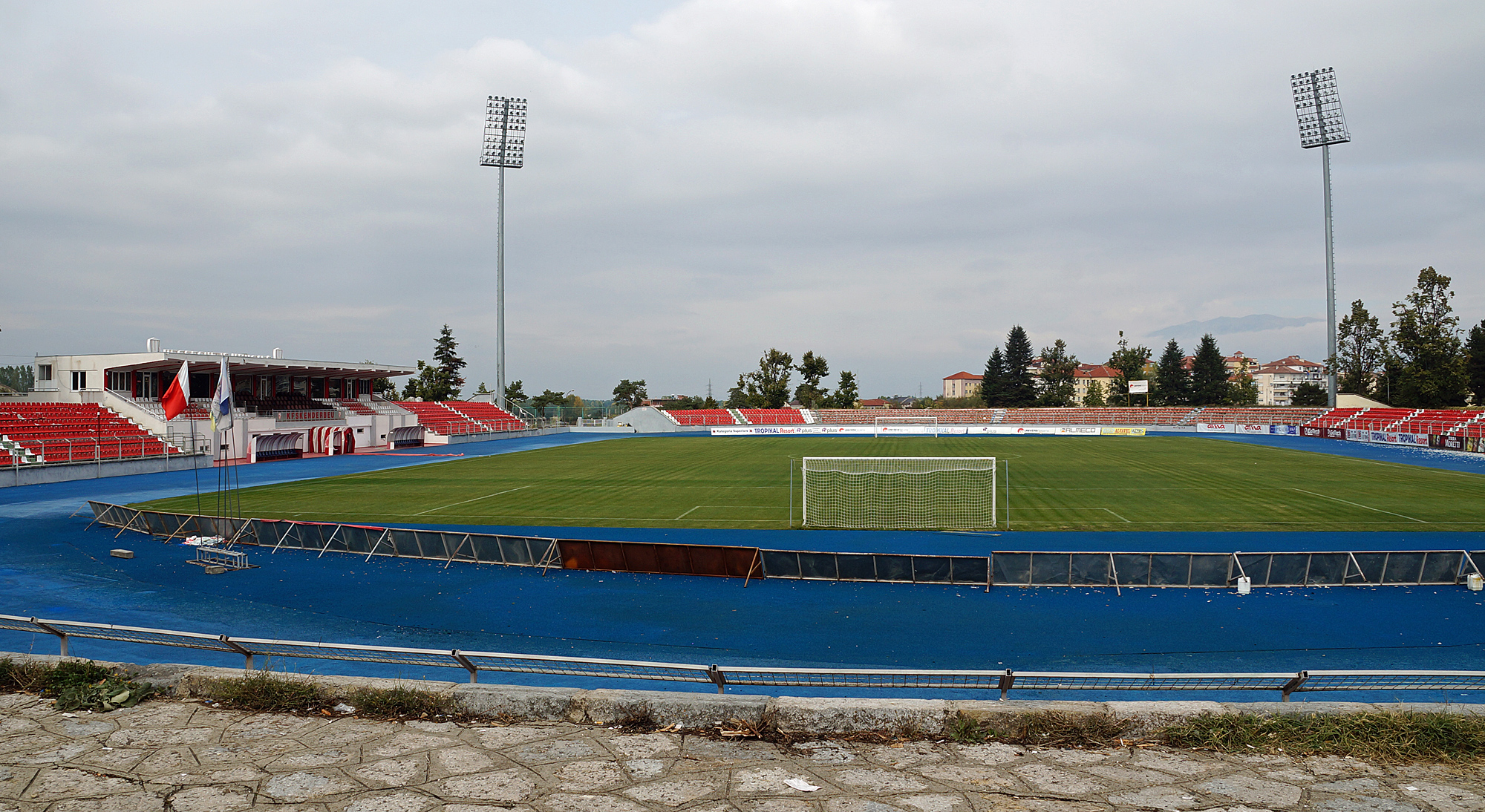 Stadiumi_Sk%C3%ABnderbeu.jpg