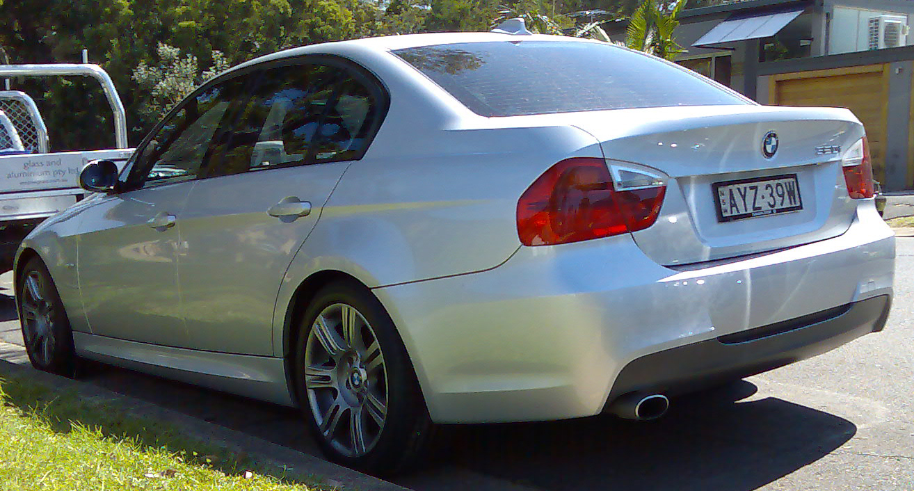 2005-2008_BMW_320i_(E90)_sedan_04.jpg