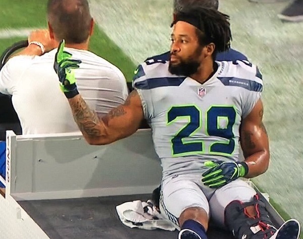 earl-thomas-middle-finger.jpg