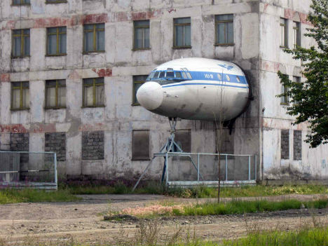 vehicle-houses-plane-russia.jpg