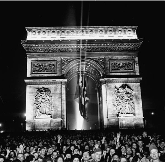 ve-day-paris_550x542.jpg