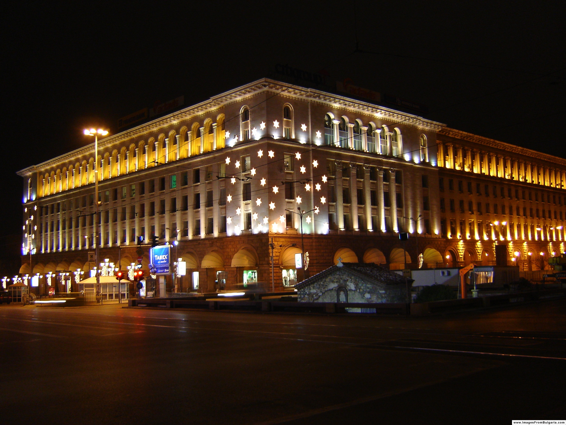Sofia_TZUM_night.JPG