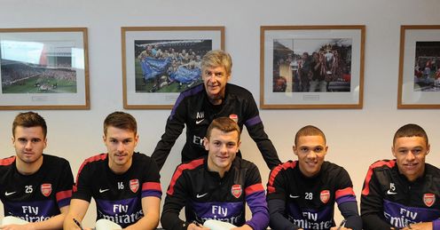Arsenal-players-sign-up_2876294.jpg