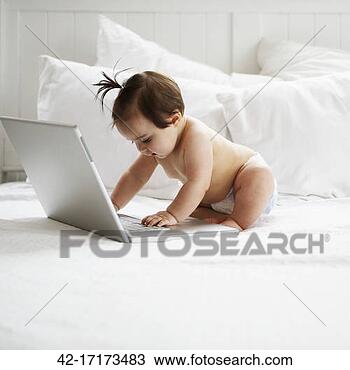 baby-girl-computer_~42-17173483.jpg