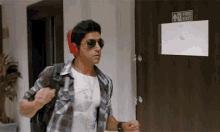 farhan-akhtar-shaadi-ke-side-effects.gif