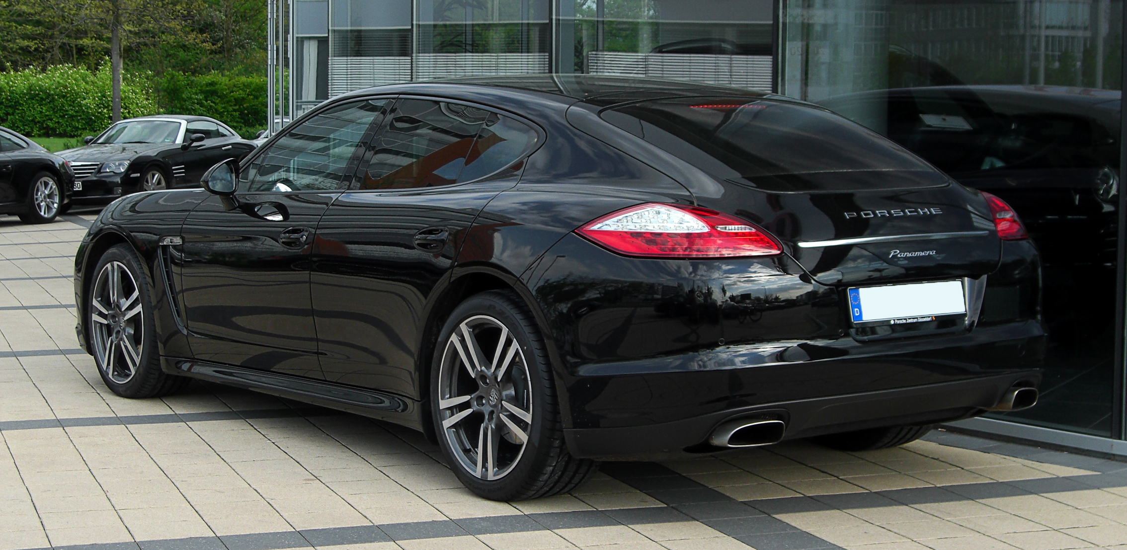 Porsche_Panamera_%28970%29_%E2%80%93_Heckansicht,_17._April_2011,_D%C3%BCsseldorf.jpg
